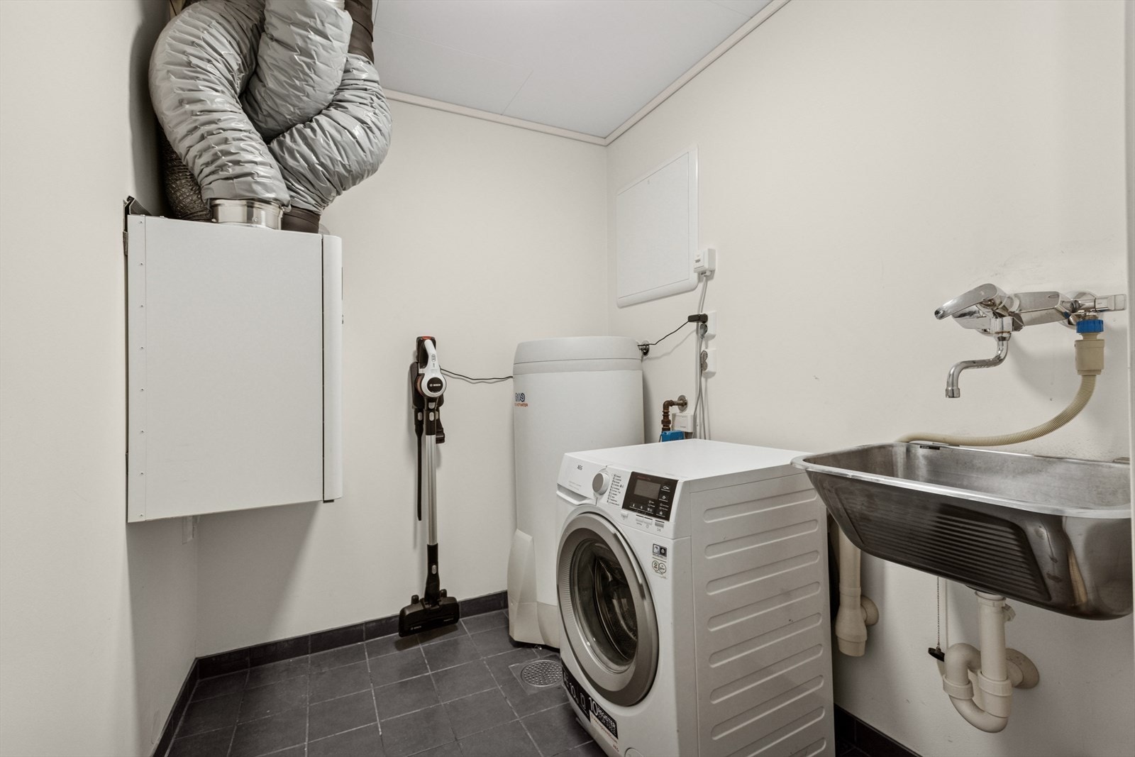 Praktisk separat vaskerom/teknisk rom på 3,7 m². Galleribilde