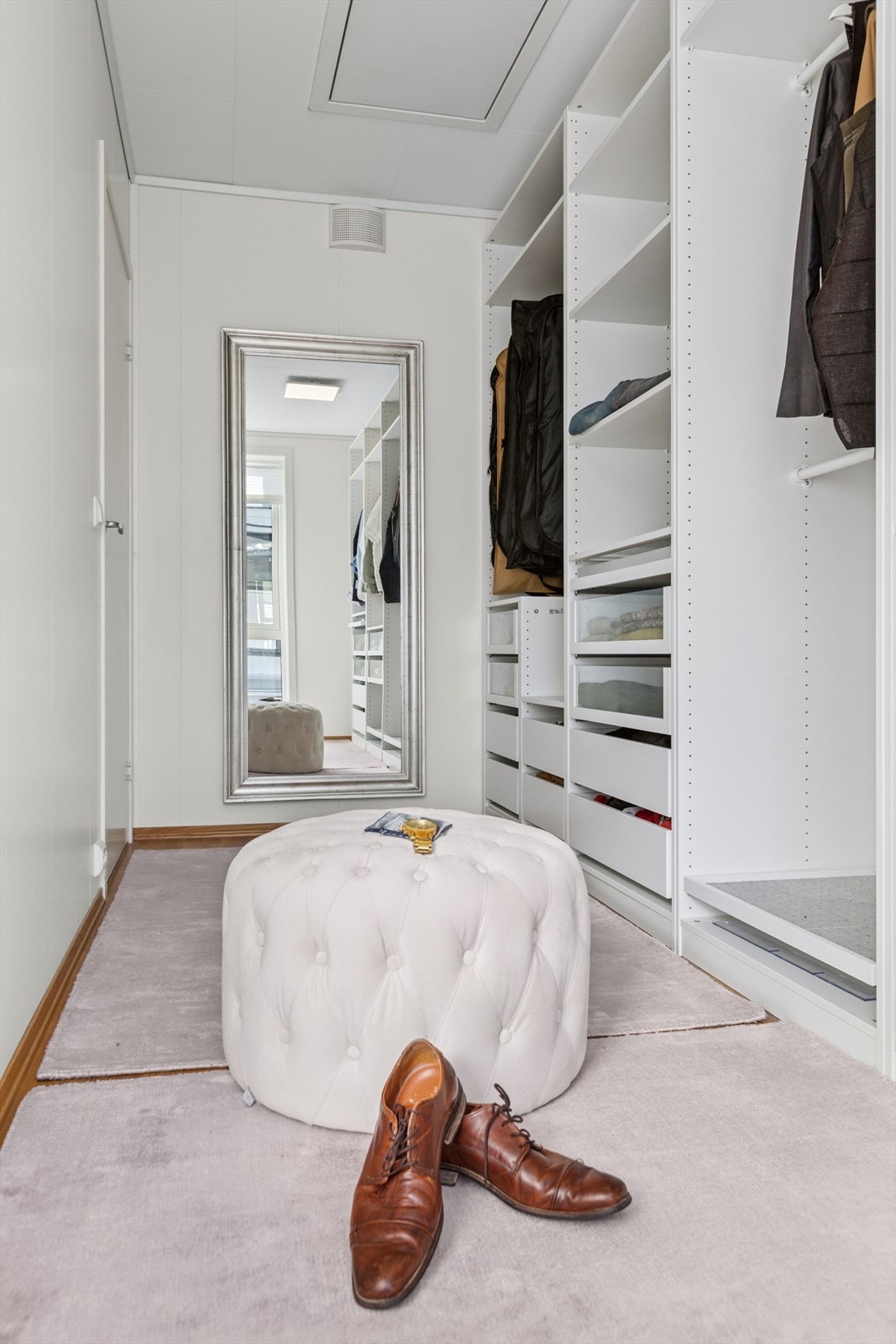 Rommet har loftsluke for ekstra lagringsplass. Galleribilde