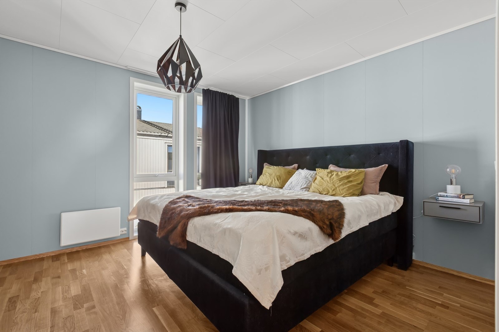 Andre etasje byr på 3 soverom på 13,6 m², 7 m² og 8,2 m², og et toalettrom på 4 m² som er tilrettelagt for å kunne bli et fullverdig bad. Galleribilde