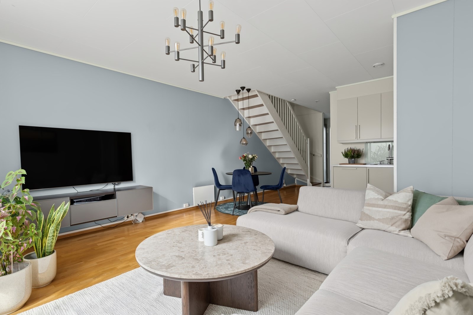 Hjertet i boligen er et luftig oppholdsrom på ca 32 m² med kjøkken, spistestue og sofakrok. Galleribilde