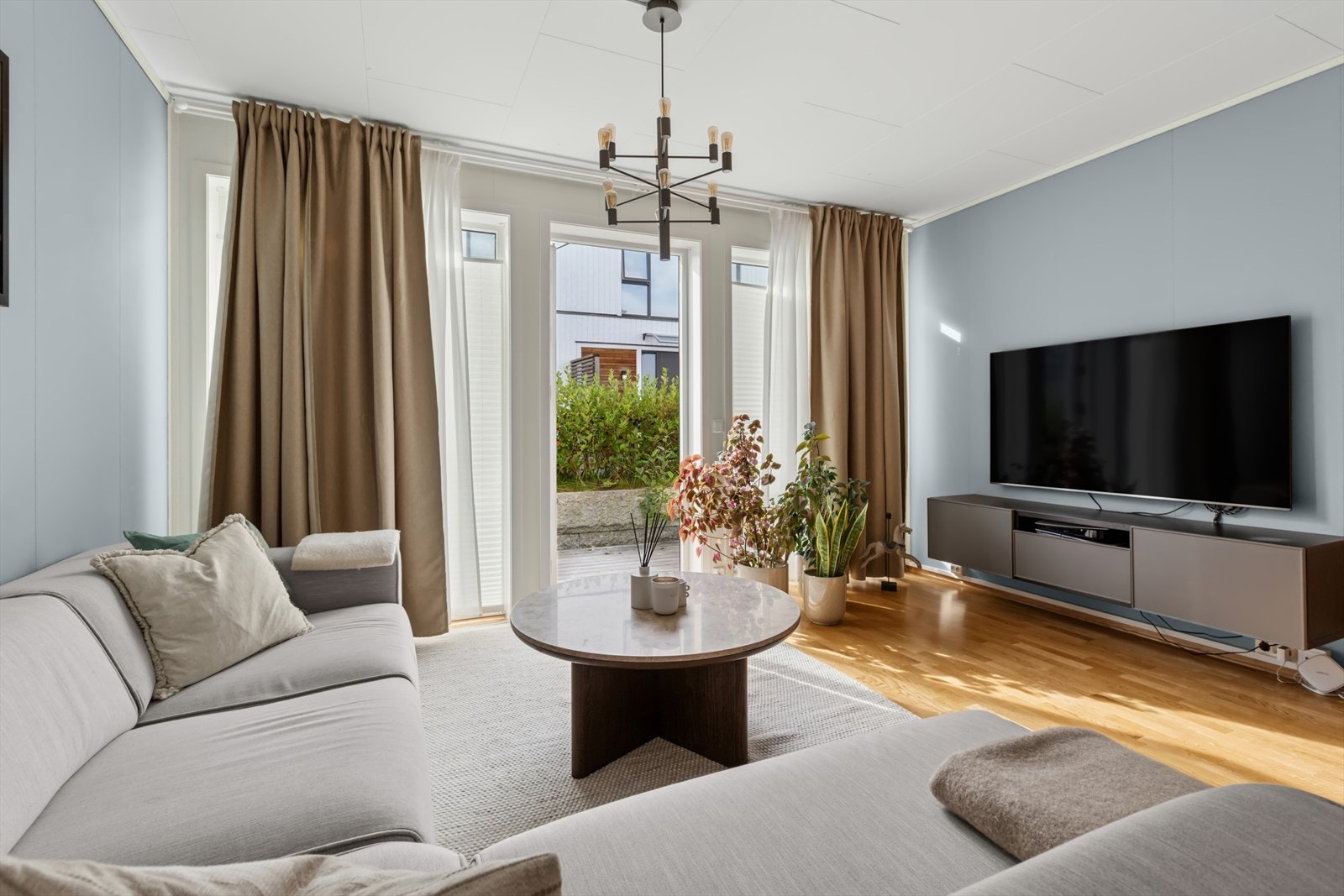 Det medfølger egen P-plass med elbil-lader samt ekstern bod i felles, oppvarmet kjeller. Galleribilde