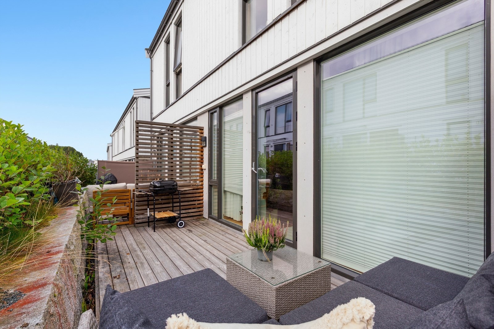 Terrassen er bygd inn i terrenget med tilstøtende hekk som skjermer for innsyn. Galleribilde