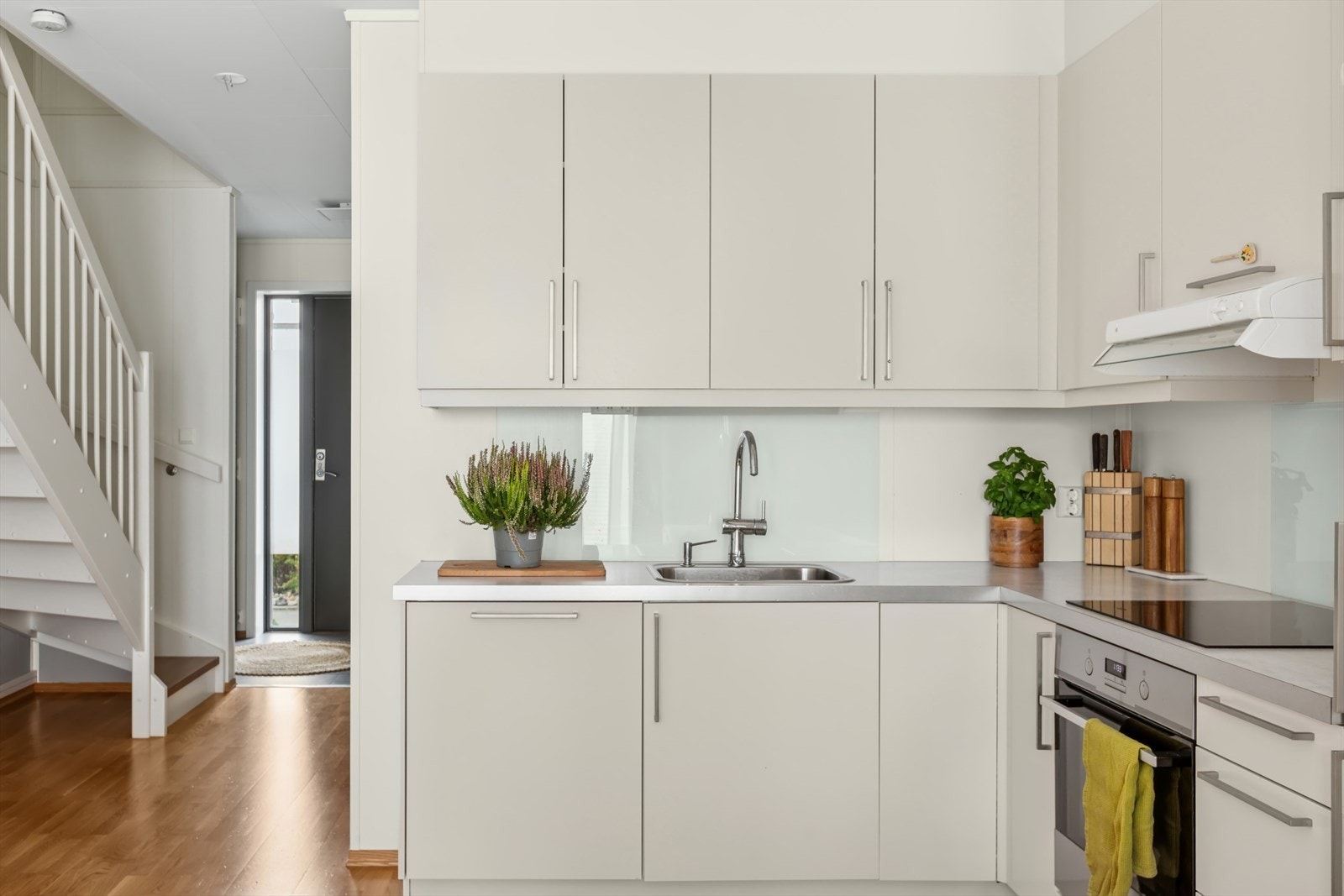 Kjøkkenet har folierte skrog med slette fronter og laminert benkeplate. Glassplate på vegg over benkeplate ved oppvaskkum og platetopp. Galleribilde