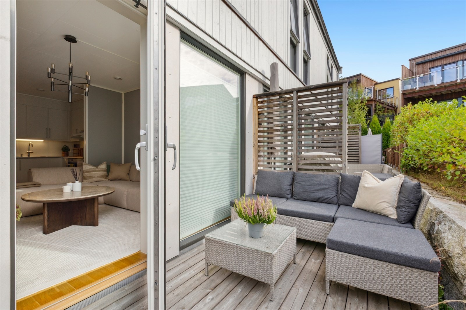 Fra stua har man utgang til sørvendt terrasse med svært gode solforhold. Galleribilde