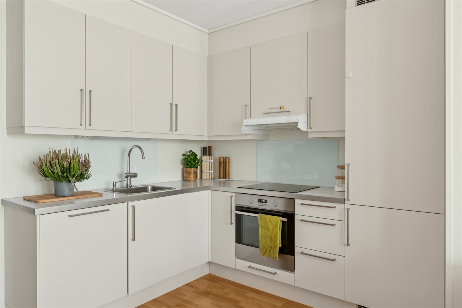 Hvitevarer på kjøkkenet medfølger handelen. Dette inklduerer kombinert kjøl- og fryseskap, stekeovn, platetopp med ventilator og oppvaskmaskin. Galleribilde