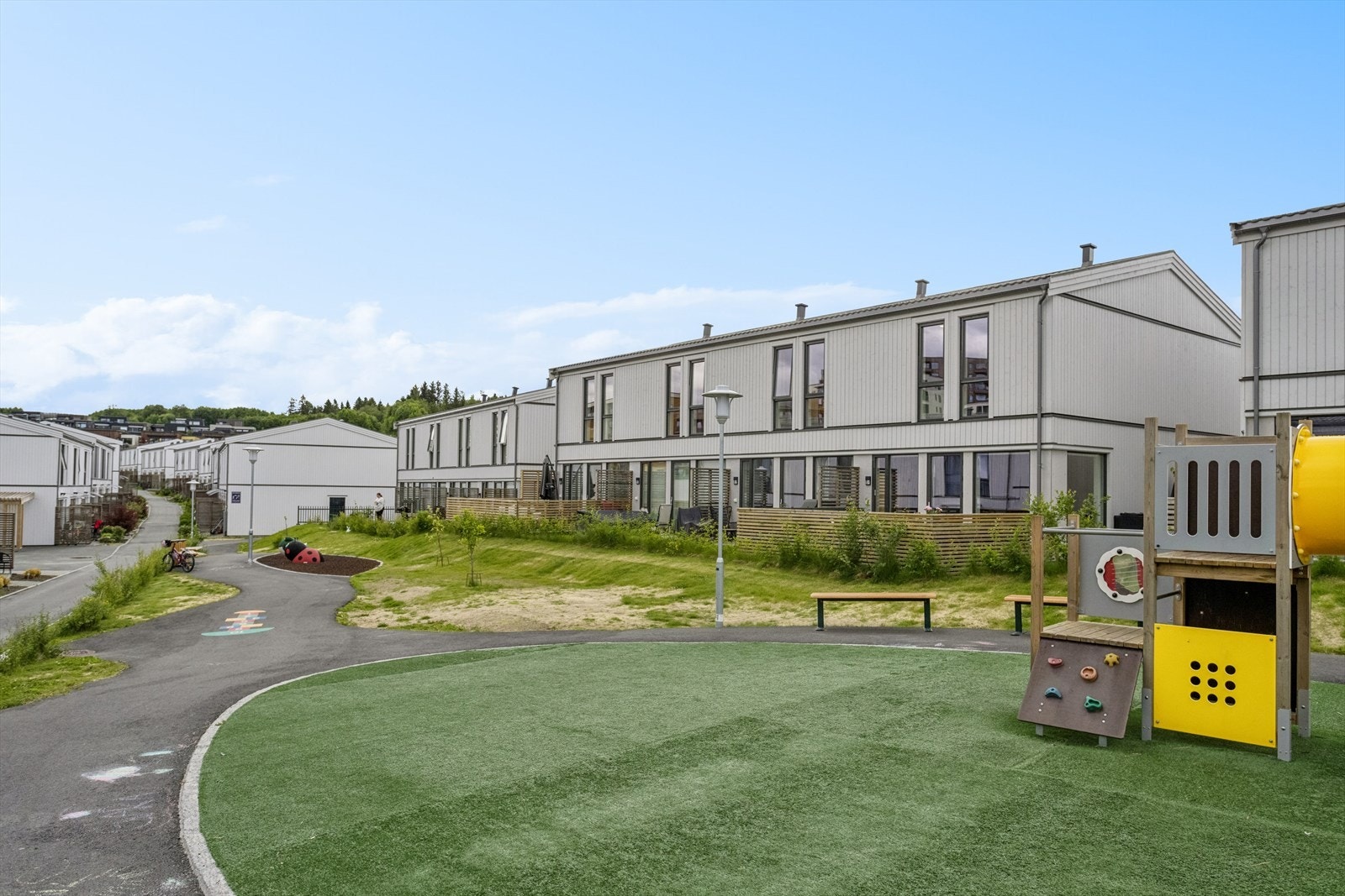 Området består av flere lekeplasser, sittegrupper, internveier og grøntarealer. Galleribilde