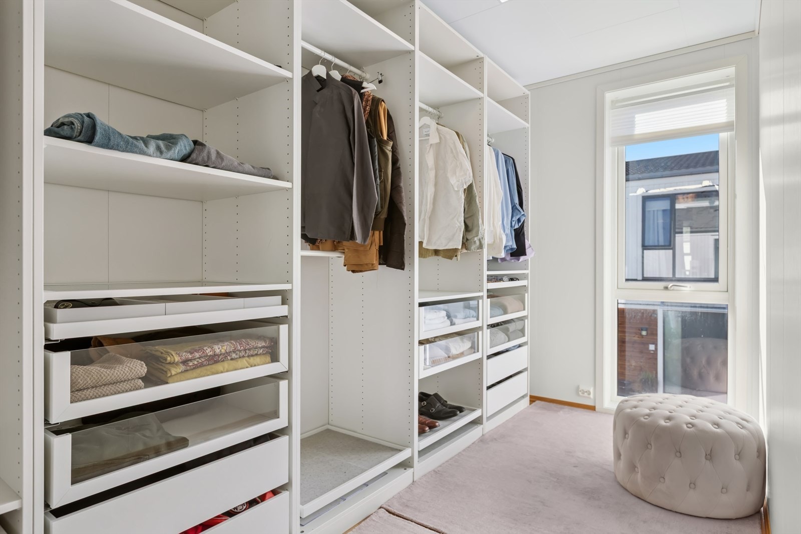 Det siste soverommet er på 8,2 m² og er i dag innredet som et walk-in-closet. Galleribilde