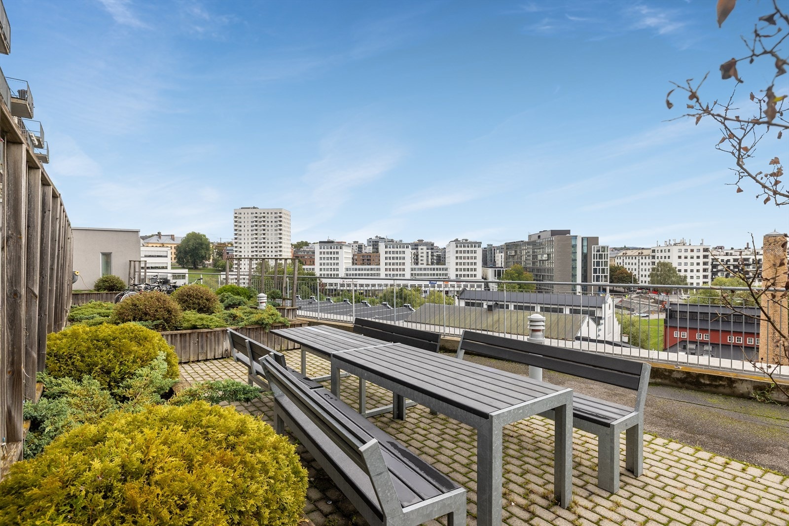 Det er felles takterrasse for beboerne med gode sol- og utsiktsforhold. Galleribilde