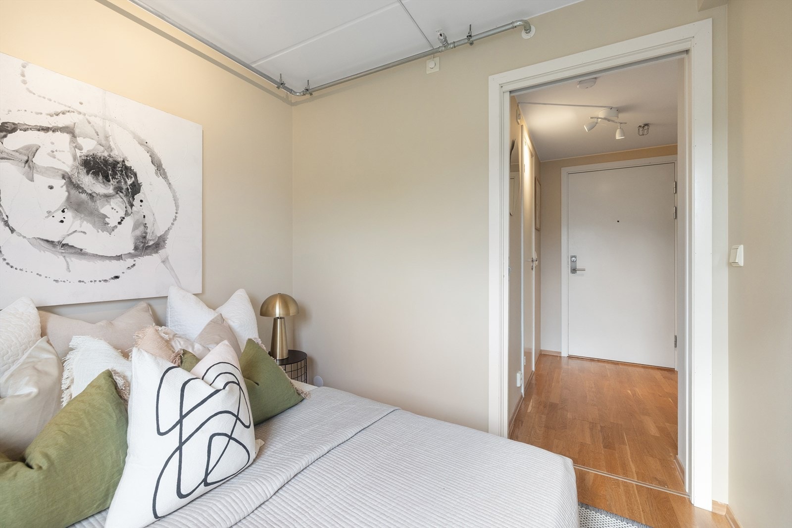 Soverommet er malt i en behagelig fargetone, og stort vindu sikrer godt med lys og luft. Galleribilde