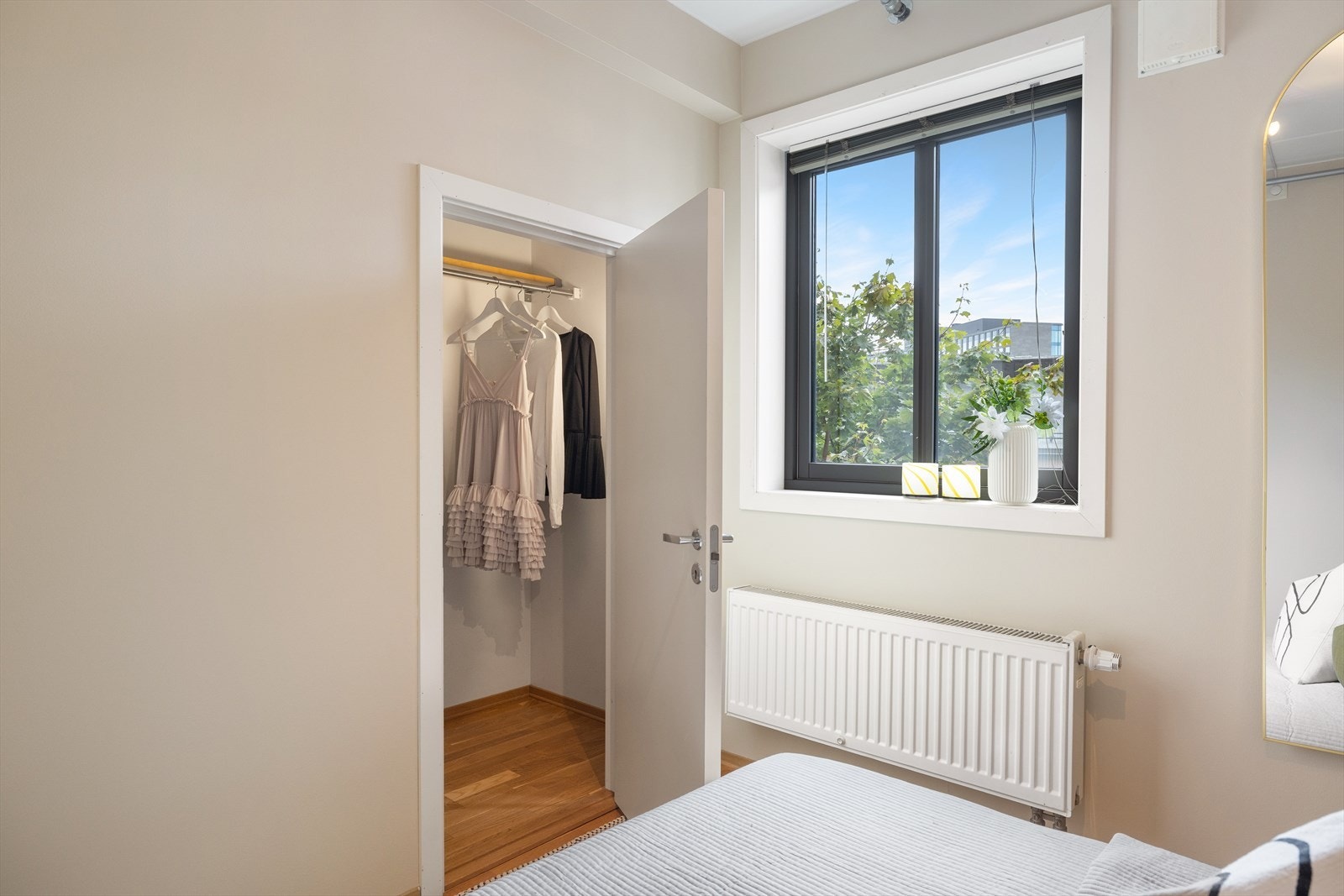 Fra soverommet er det direkte adkomst til omkledningsrommet/innvendig kott som sikrer godt med ekstra lagringsplass. Galleribilde