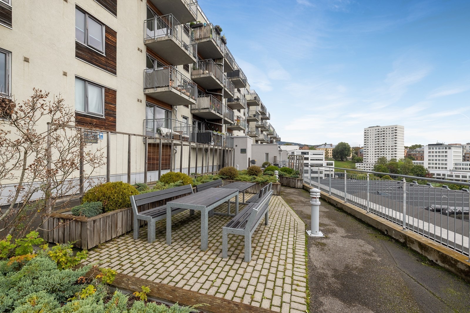 Her er det flere sittegrupper og beplantning. Galleribilde