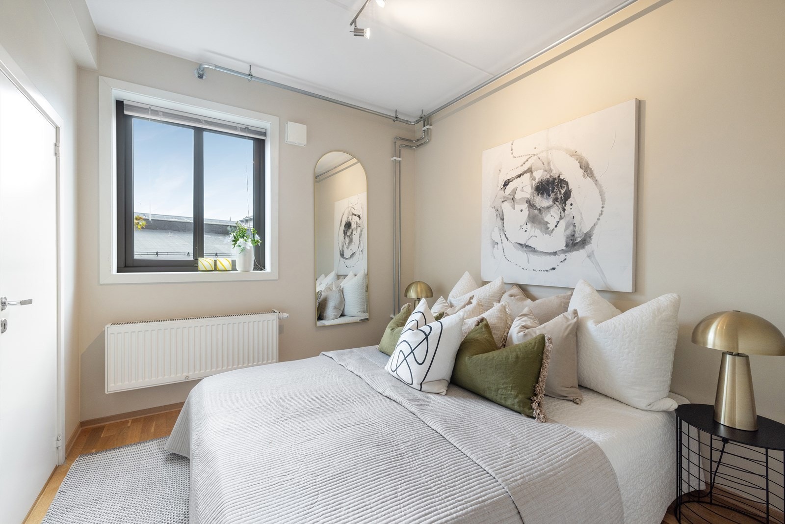 Innbydende og lunt soverom med god plass til dobbeltseng. Galleribilde
