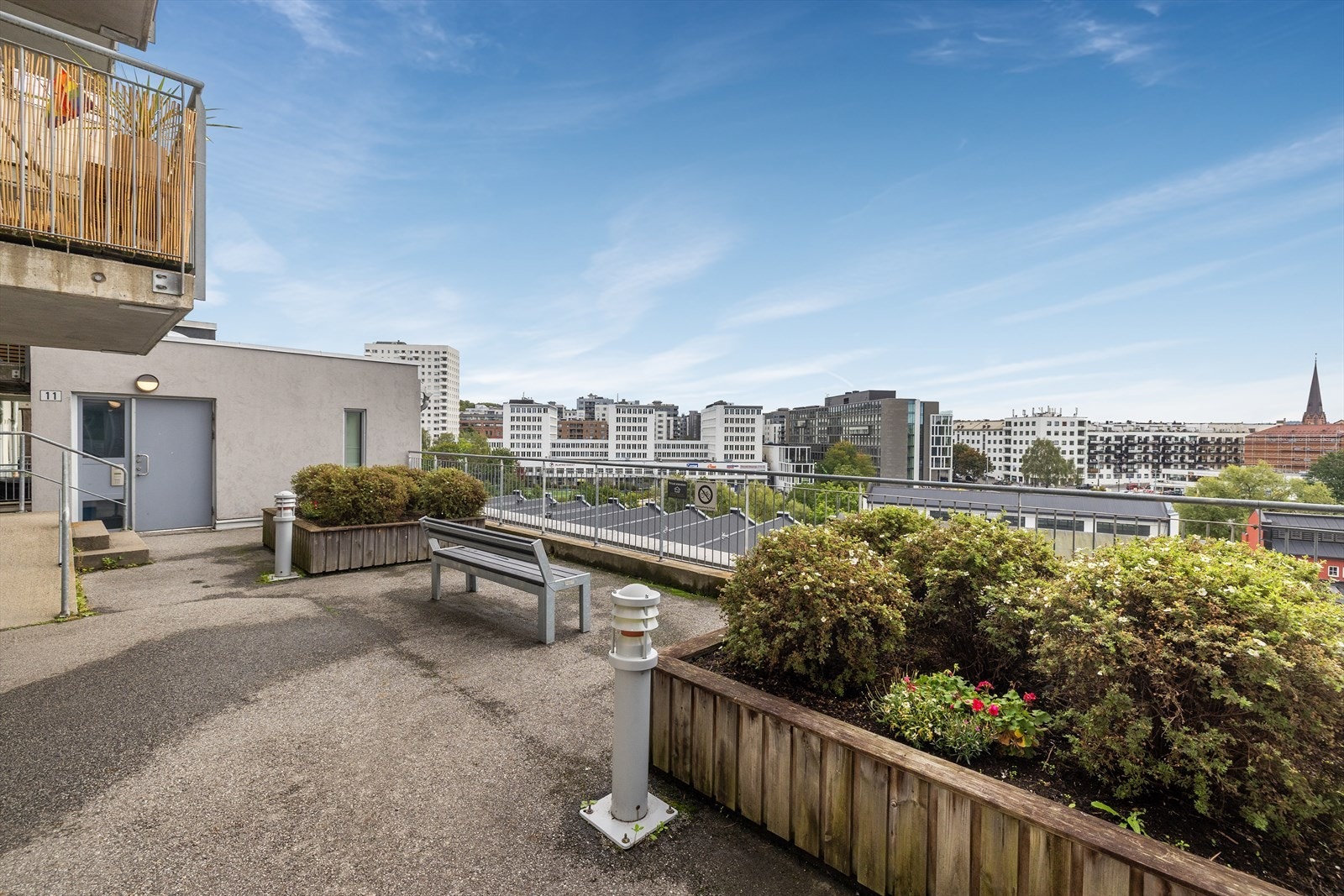Sameiet består av 46 seksjoner, hvorav 3 er garasjeseksjoner og 10 er næringsseksjoner. Galleribilde