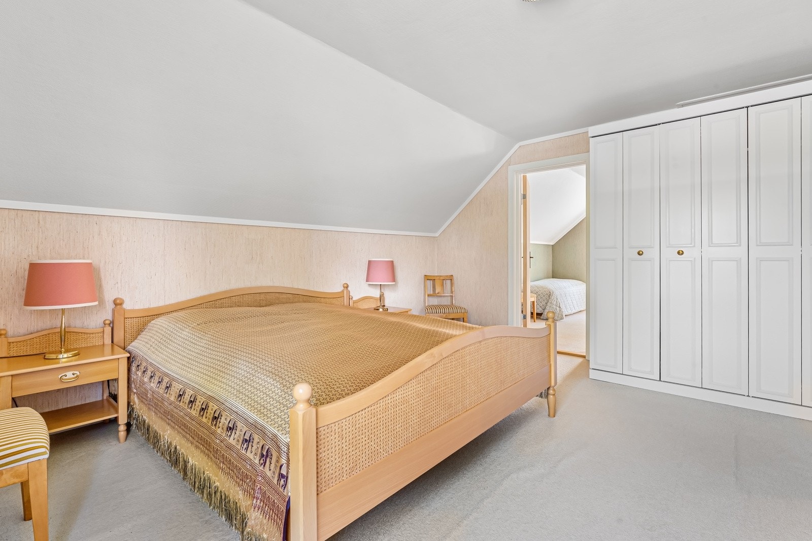 Stor garderobe som sørger for rikelig med oppbevaringsplass for klærne. Galleribilde