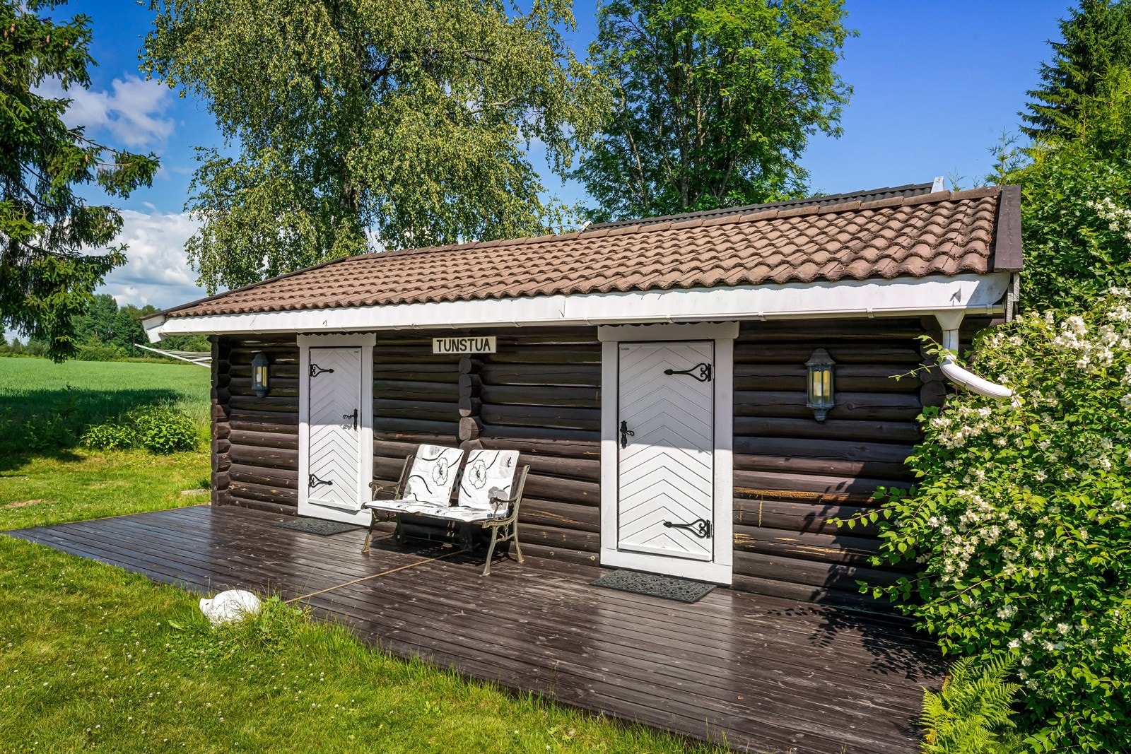 Tømmerhytte, her presentert "Tunstua". Tømmerhytta har to romslige rom. Galleribilde
