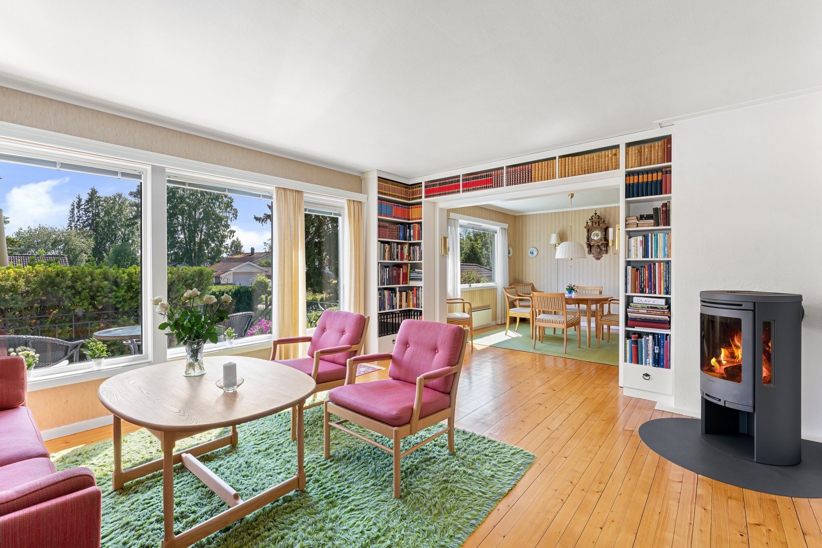 Det er installert en moderne peisovn i ene stuen, i den andre stuen i tilbygget er det klassisk peis med dører. Galleribilde