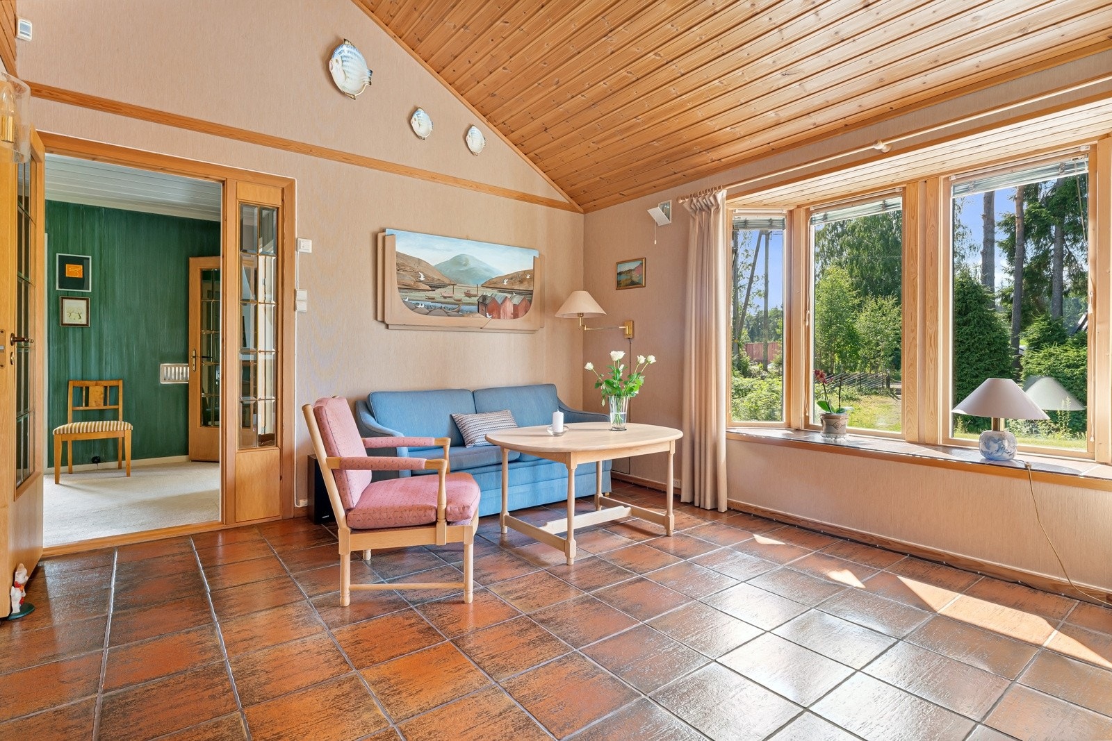 Stue i tilbygg er av romslig størrelse og har god avsatt plass til flere møbler etter ønske Galleribilde