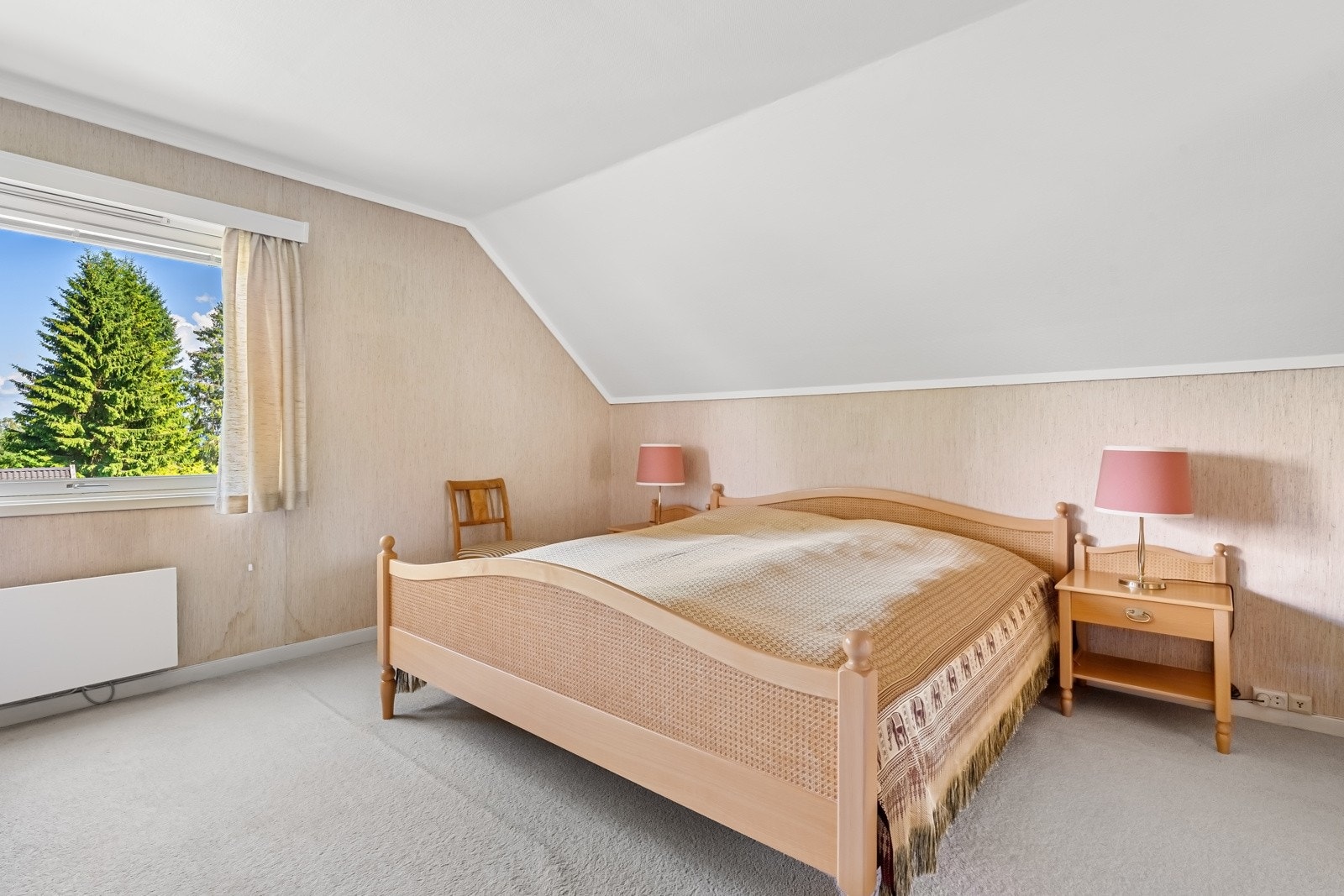 Hovedsoverommet i 2. etasje er av god størrelse og med fin plass til dobbeltseng med tilhørende nattbord. Galleribilde