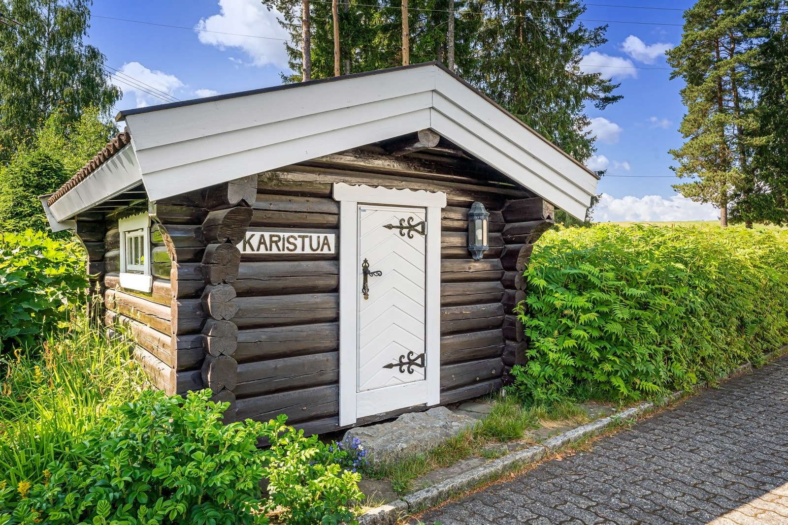 På eiendommen står det i tillegg til hovedhuset, 3 flotte laftede tømmerhytter. Her presentert "Karistua" Galleribilde