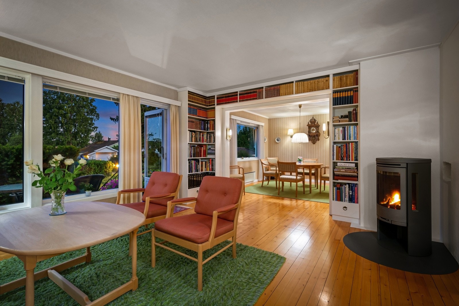 Åpen stue med strievegger, lysmalt himling og gulvbord. Boligen har totalt to flotte stuer med peis, samt en trivelig spisestue. Galleribilde