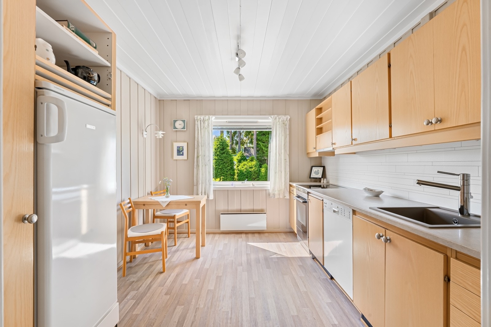 Av utstyr har kjøkkenet avsatt plass til kjøleskap og oppvaskmaskin, samt komfyr. Hvitevarene kan medfølge etter avtale. Galleribilde