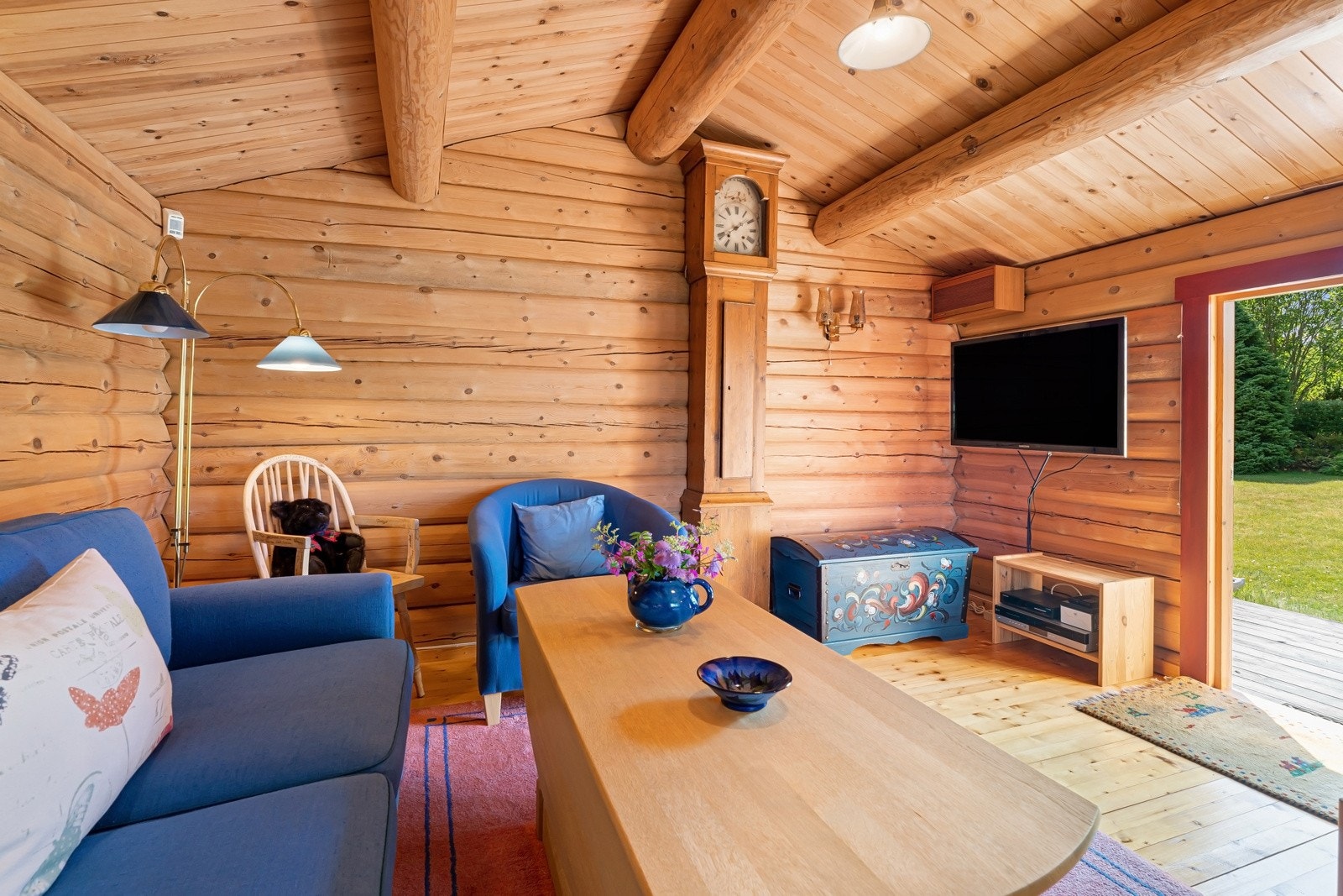 Alle tre tømmerhusene er håndlaftet uten noen form for panel, innvendig eller utvendig. Himling i laftede takstoler og undertak. Alle har like fasiliteter som disse to rom i "Tunstua" - TV, alarm og internett. Galleribilde