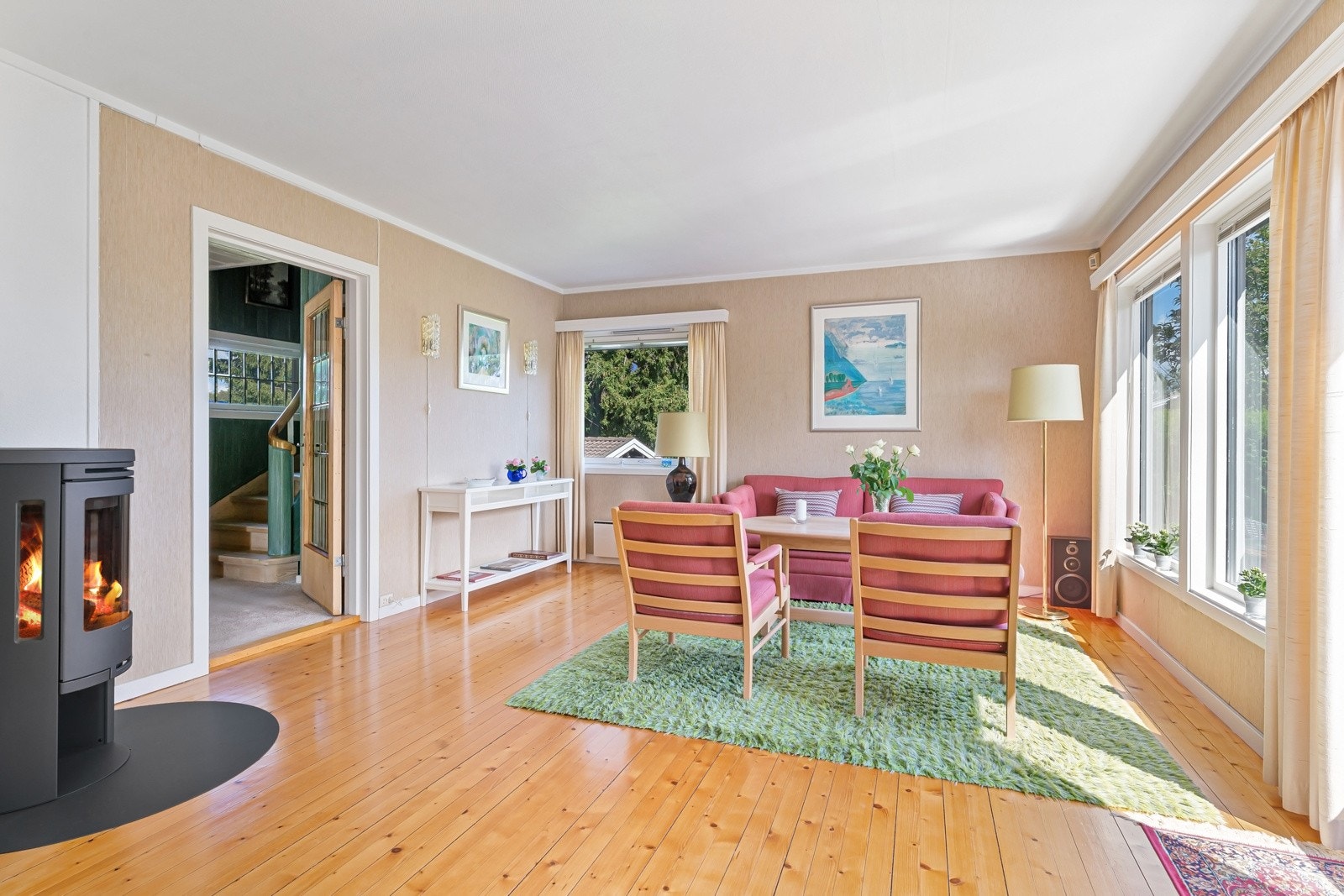 Vinduene sørger for rikelig med lysinnlipp i stuen Galleribilde