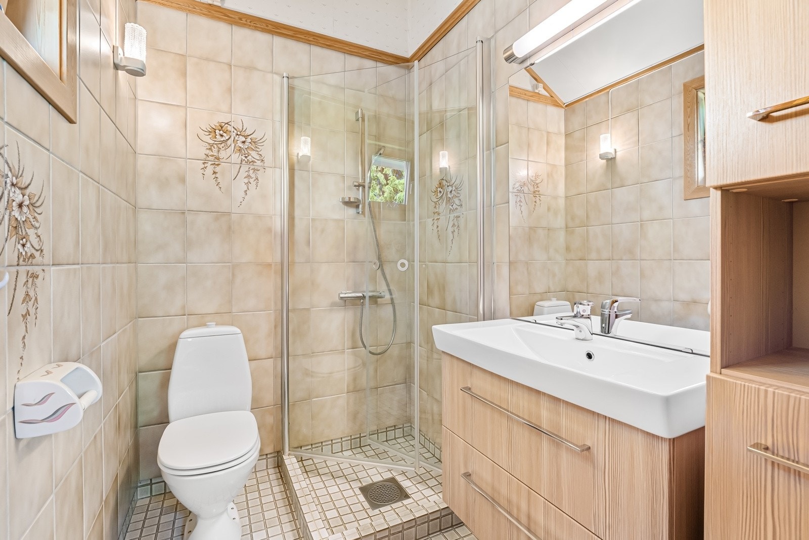 Flislagt bad i tilbygg, oppusset i 2014 iflg. eier. Innredning bestående av benkeskap og høyskap med glatte fronter. Badet er gitt TG2, foruten himling og inventar som er gitt TG1. Galleribilde