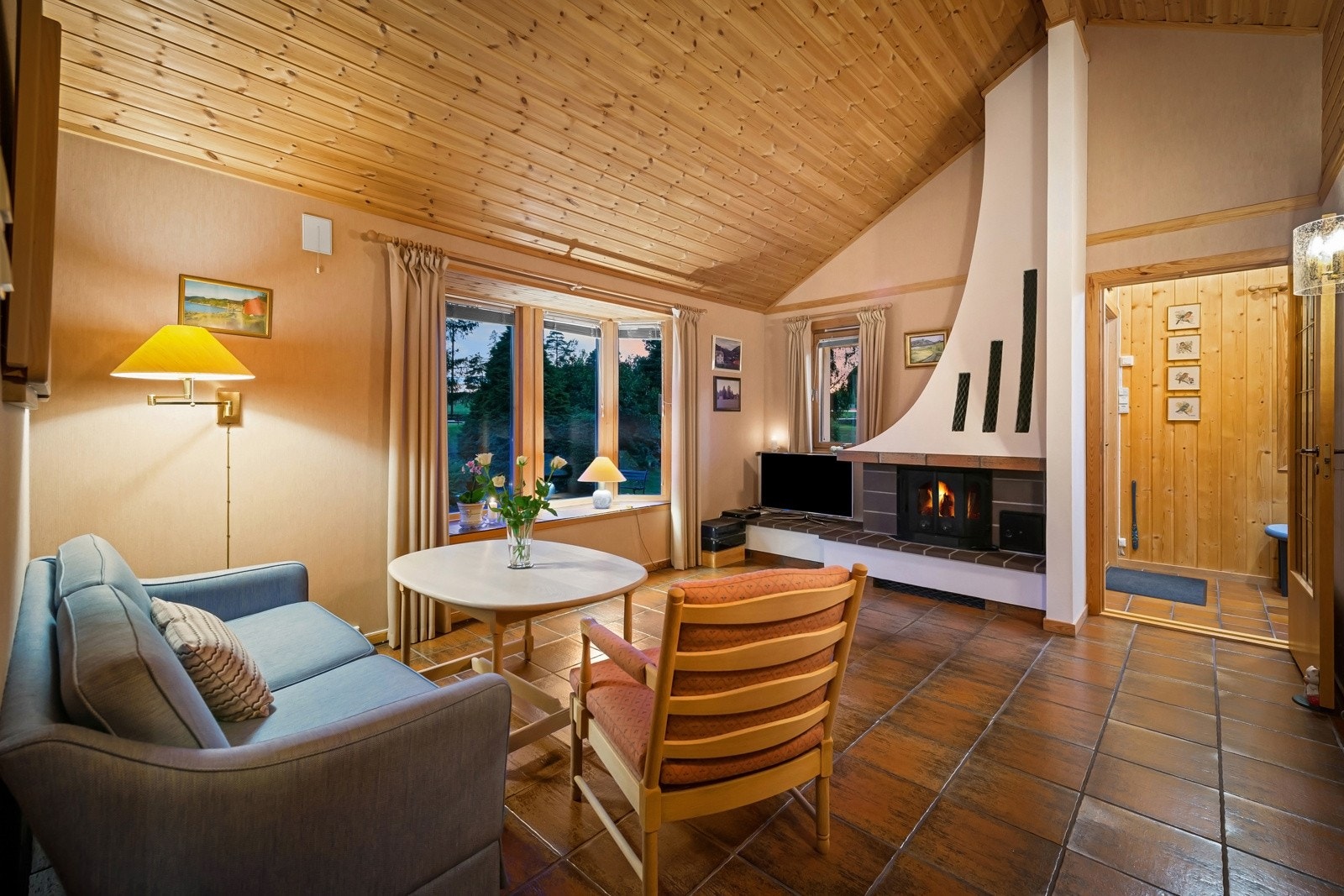 Trivelig stue i tilbygg, med klassisk peis med dører. Galleribilde