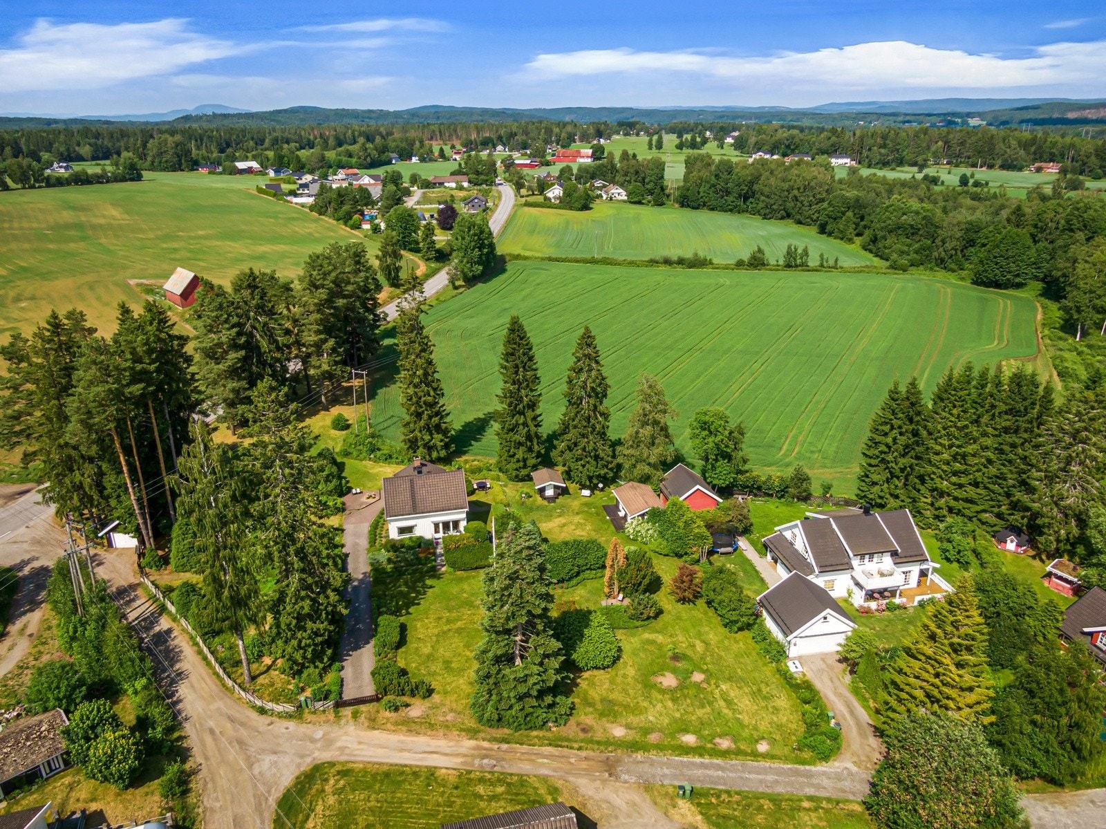 Området har nærhet til skole, lysløype, idrettsanlegg og flerbrukshall, turstier og matbutikk som gjør dette til et attraktivt sted å bosette seg. Galleribilde