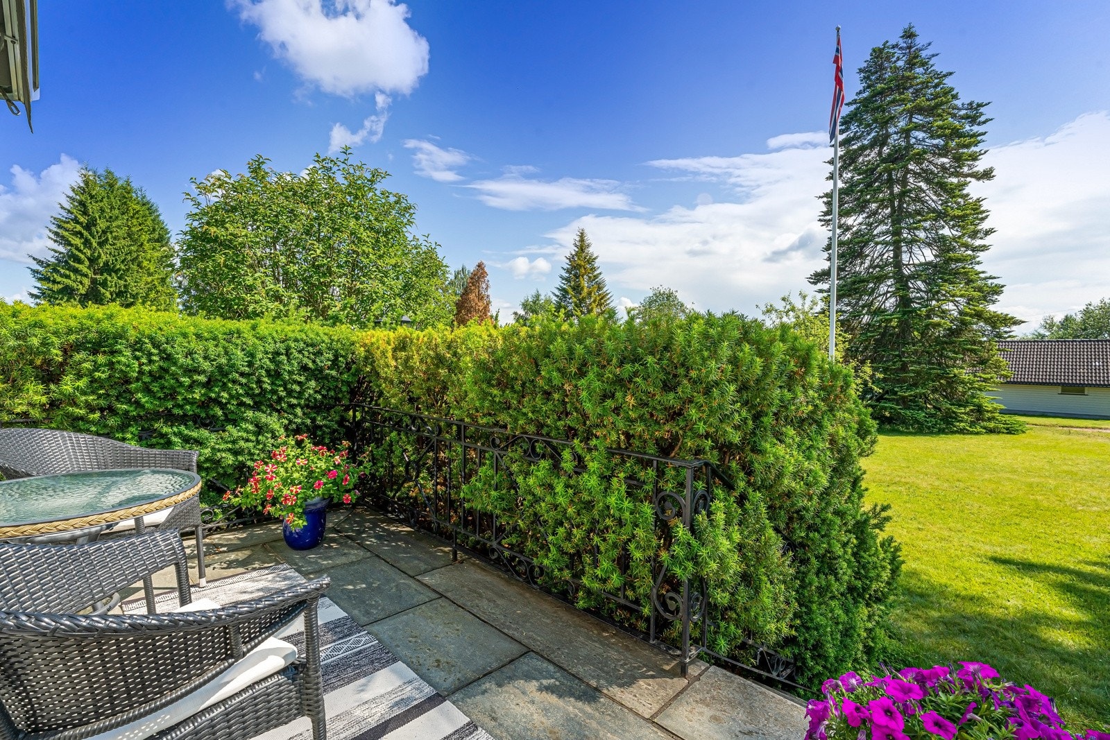 Eiet tomt på 4 060 kvm. Eiendommen er solrik, skjermet og pent opparbeidet med bla. hellelagt gårdsplass og innkjøring Galleribilde