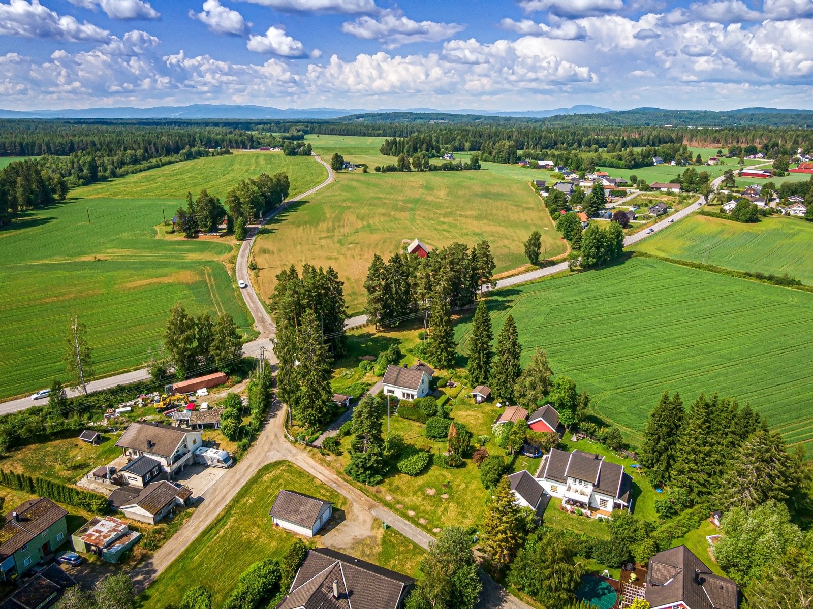 Eiendommen er beliggende i naturskjønne og landlige omgivelser midt mellom Algarheim og Nordkisa i Ullensaker kommune. Galleribilde
