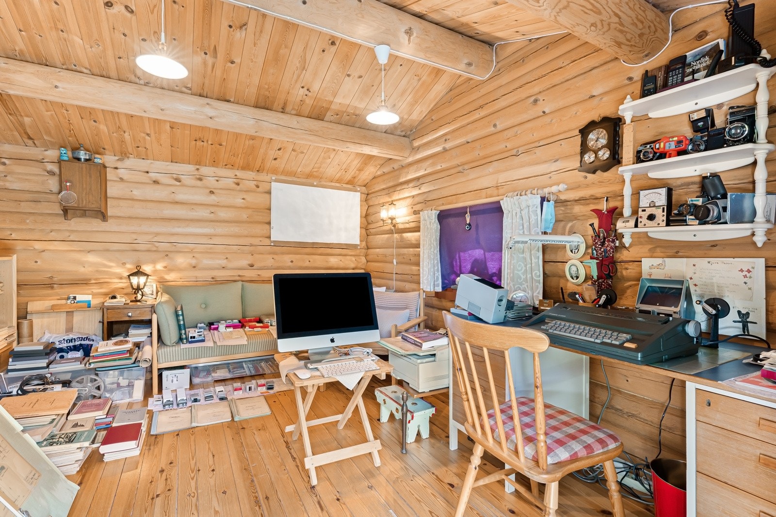 Alle tømmerhusene har sin daglige funksjon. Rom 2 i Tunstua har i alle år vært i bruk både til hygge og nytte iflg. selger. Rommet kan benyttes til hobbyrom eller annet ønske. Galleribilde