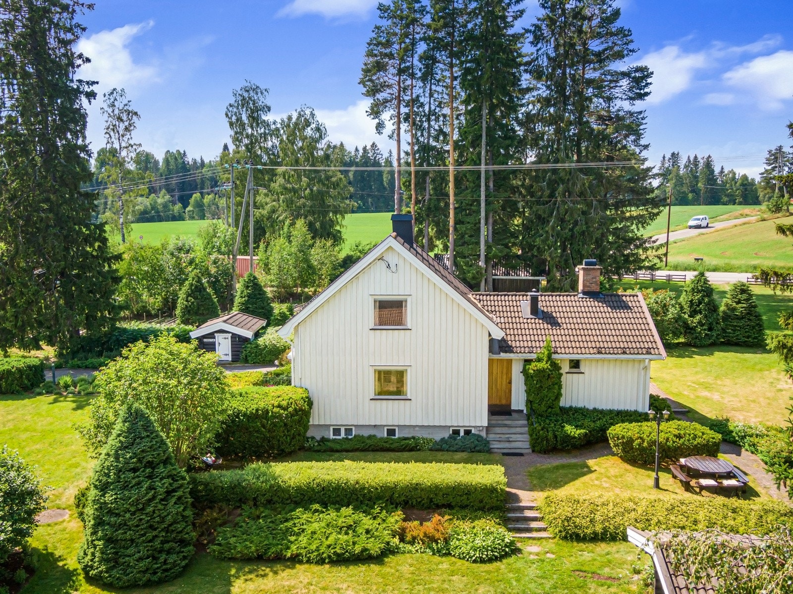 Her har du muligheten til å skaffe deg et hus med stor usjenert eiendom i landlige omgivelser. Galleribilde