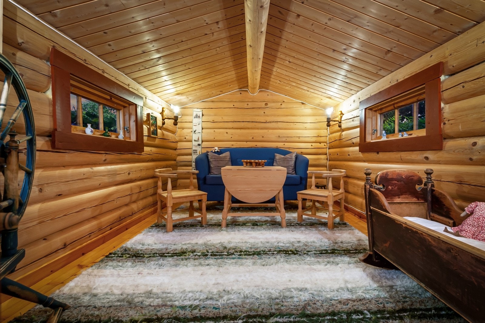 "Karistua" er her innredet med hyggelig stue, med sofa, bord og stoler. Flere bruksmuligheter. Galleribilde