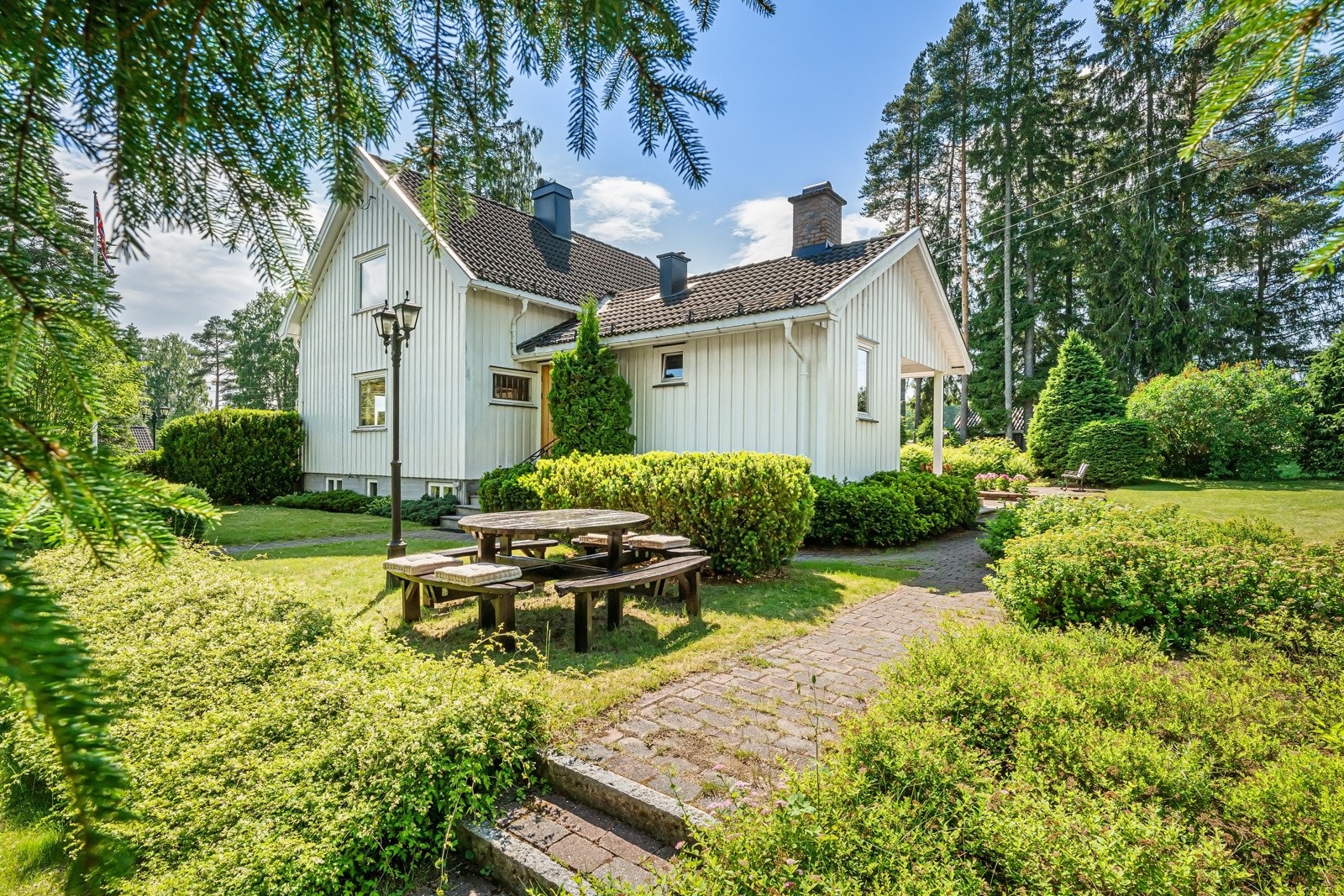 Fra utgang øst har man tilgang til flere fine uteplasser. En stor og frodig hage omkranser boligen, med landlig og naturskjønt utsyn. Her ligger alt til rette for lange dager utendørs med venner og familie. Galleribilde