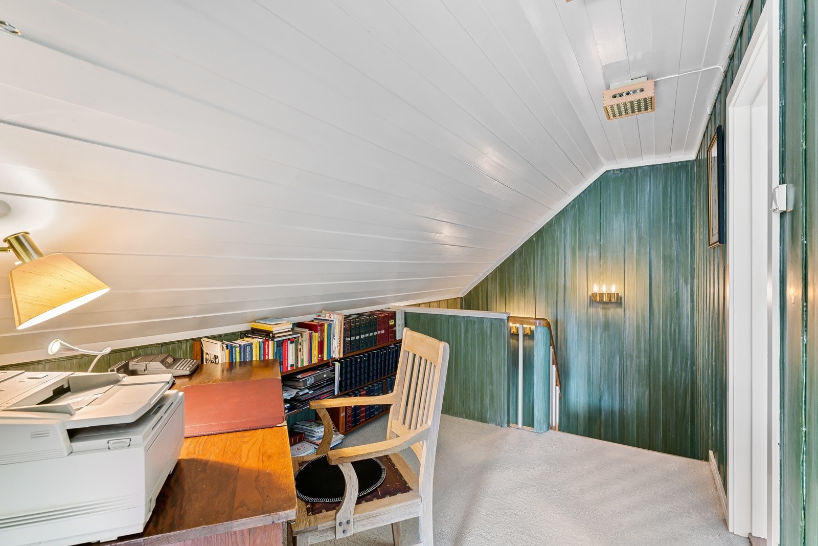 Gang i 2. etasje - innredet med kontorpult i dag. Her er også sentral for både alarm og lokaltelefon til alle hus. Galleribilde