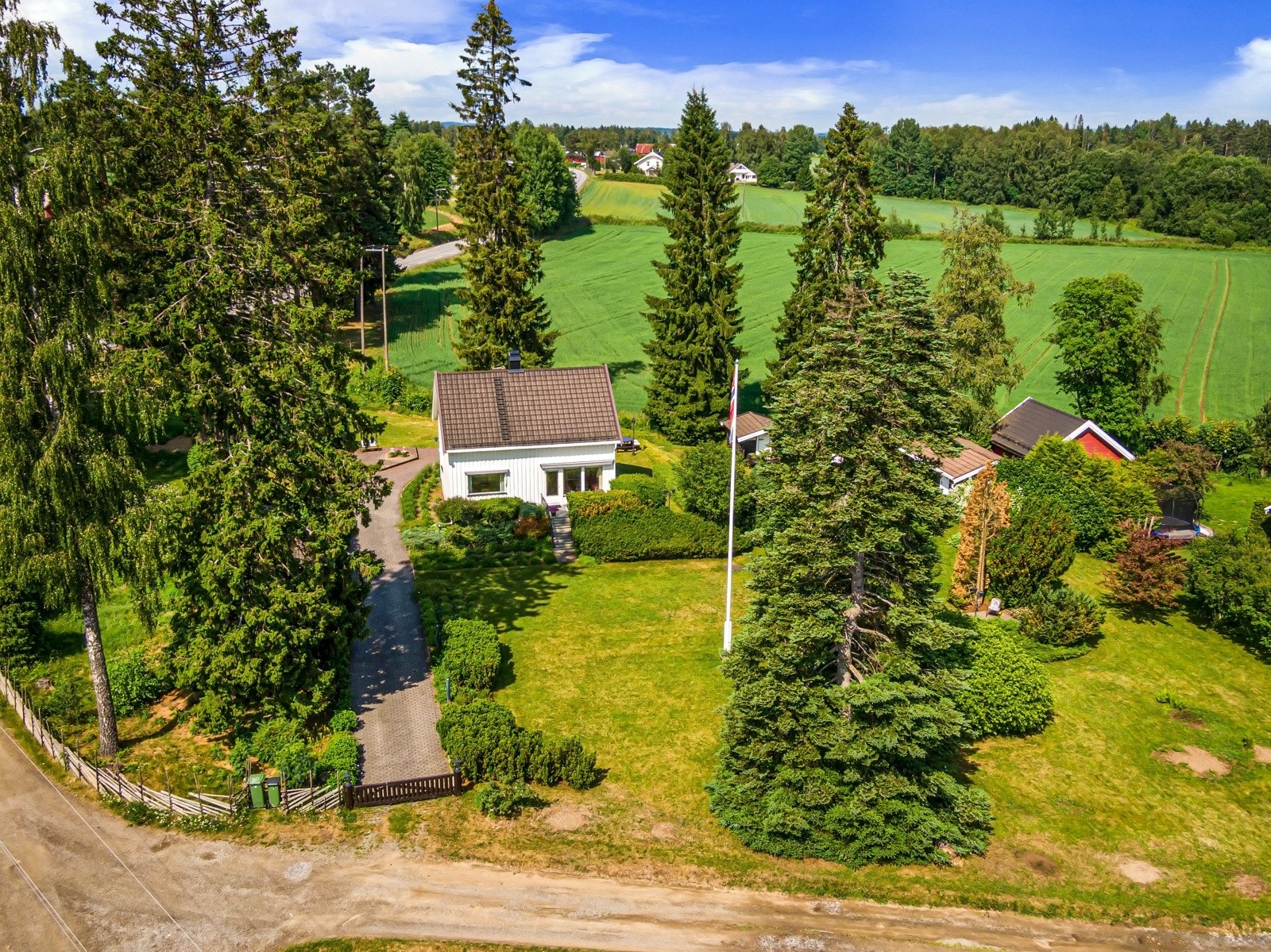 Boligen sokner til Nordkisa barneskole som ligger ca. 3,7 km fra boligen. Nordkisa barneskole er moderne og ble bygget i 2015. Galleribilde