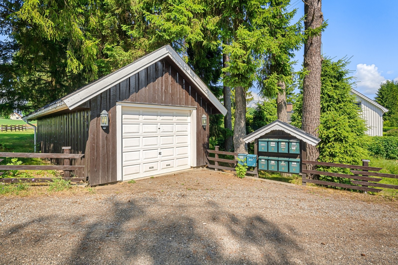 Garasje ved den lokale veien. Galleribilde