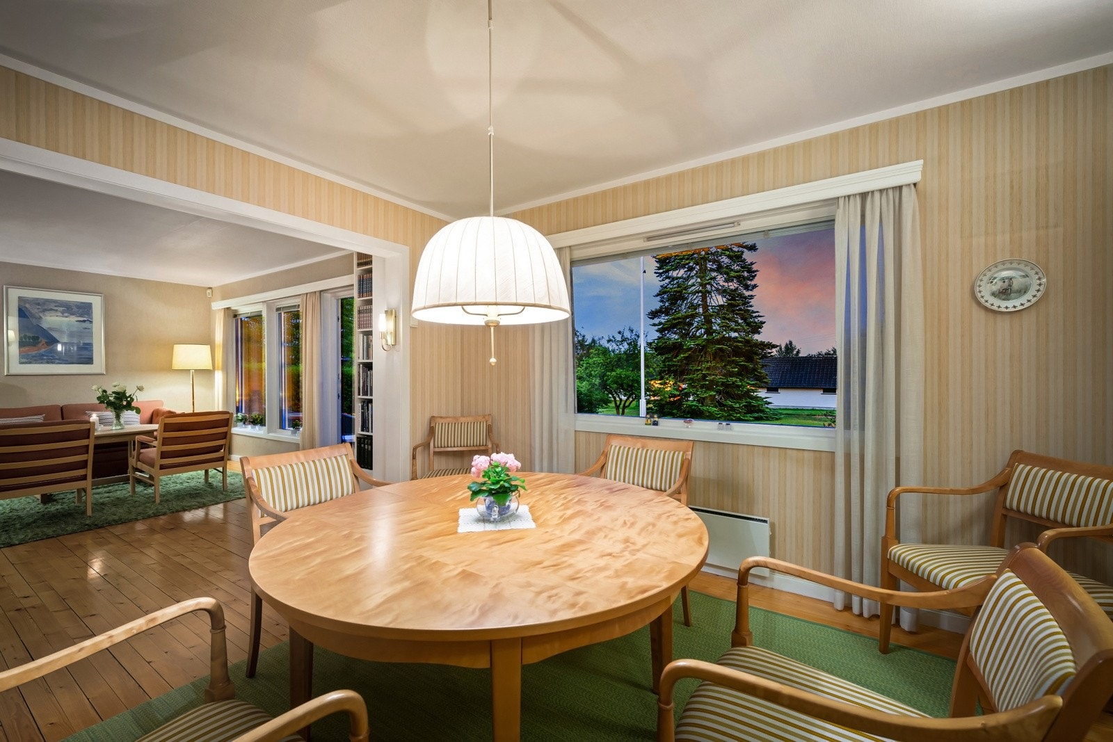 I den flotte spisestuen er det god plass til å sette inn et større spisebord med tilhørende stoler Galleribilde