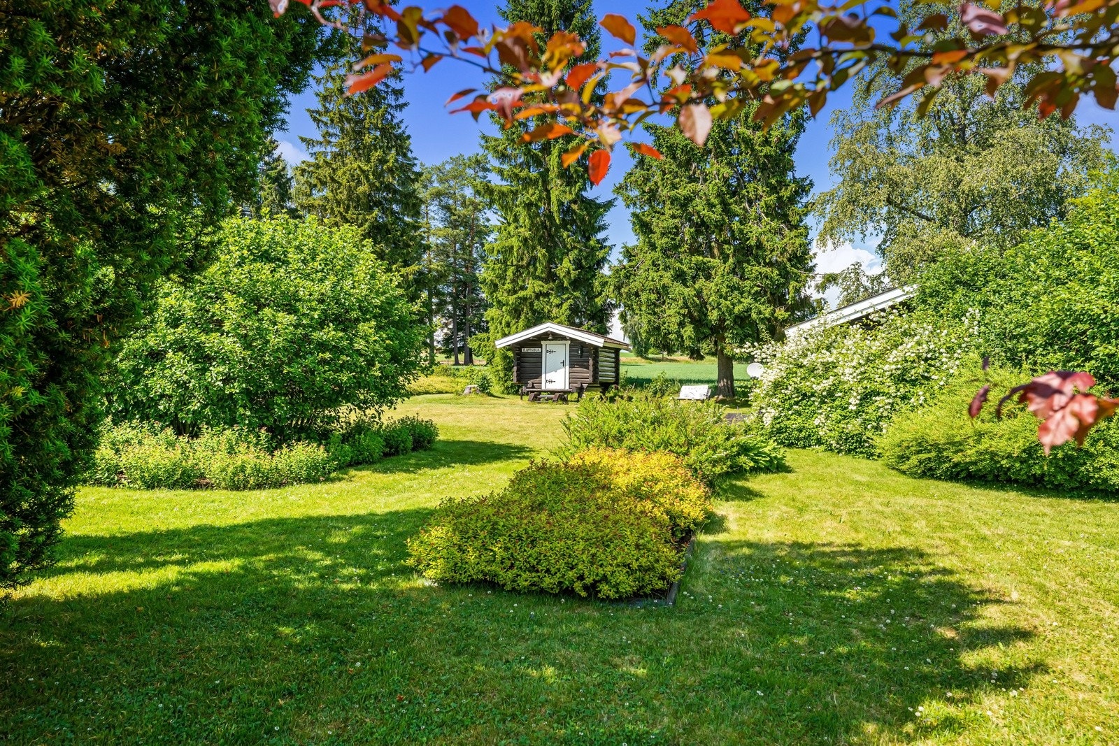 Eiendommen er omrammet av fine hekker, store bedbeplantninger, trær og noe naturlig vegetasjon. Galleribilde