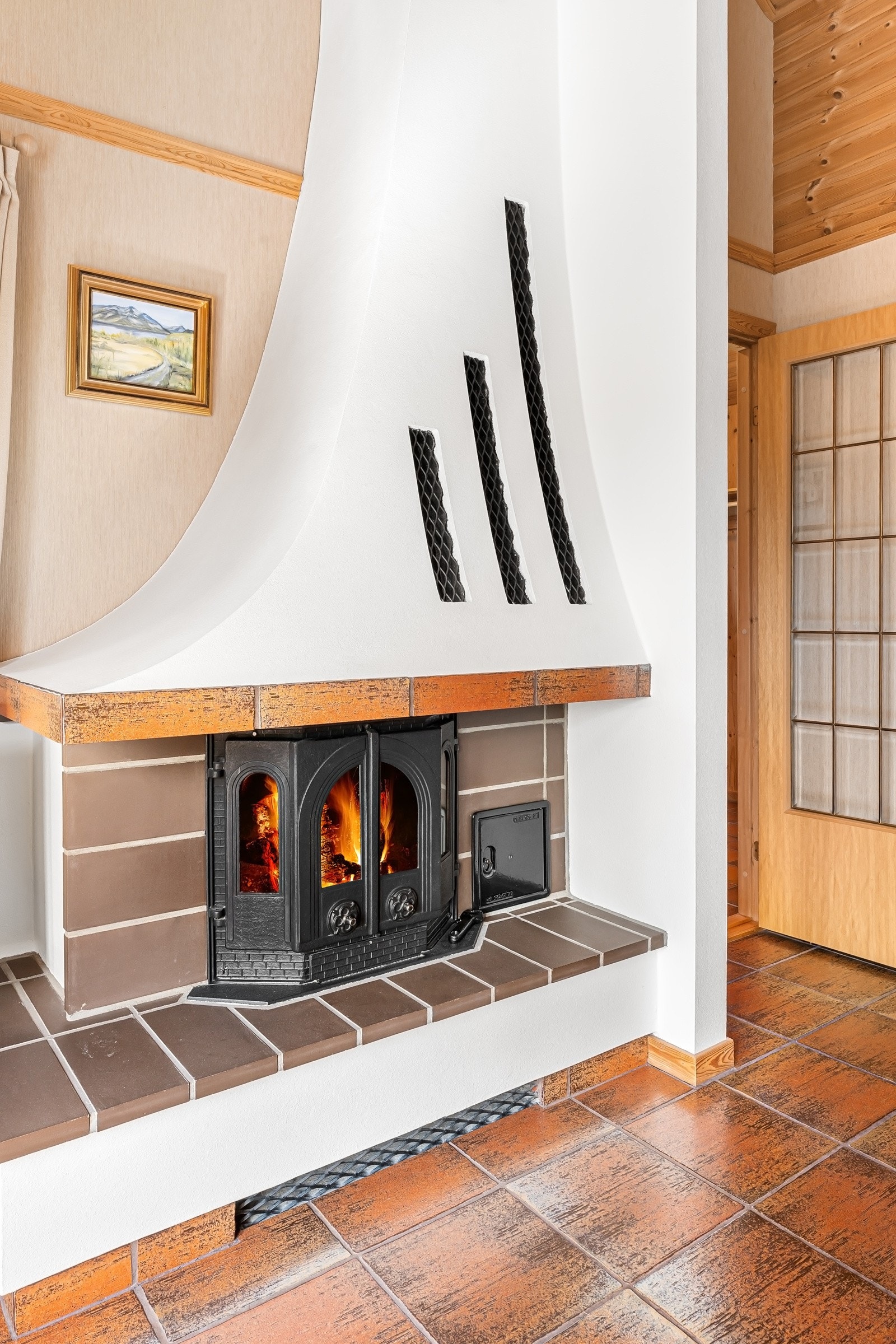 Detaljbilde - klassisk peis med dører Galleribilde