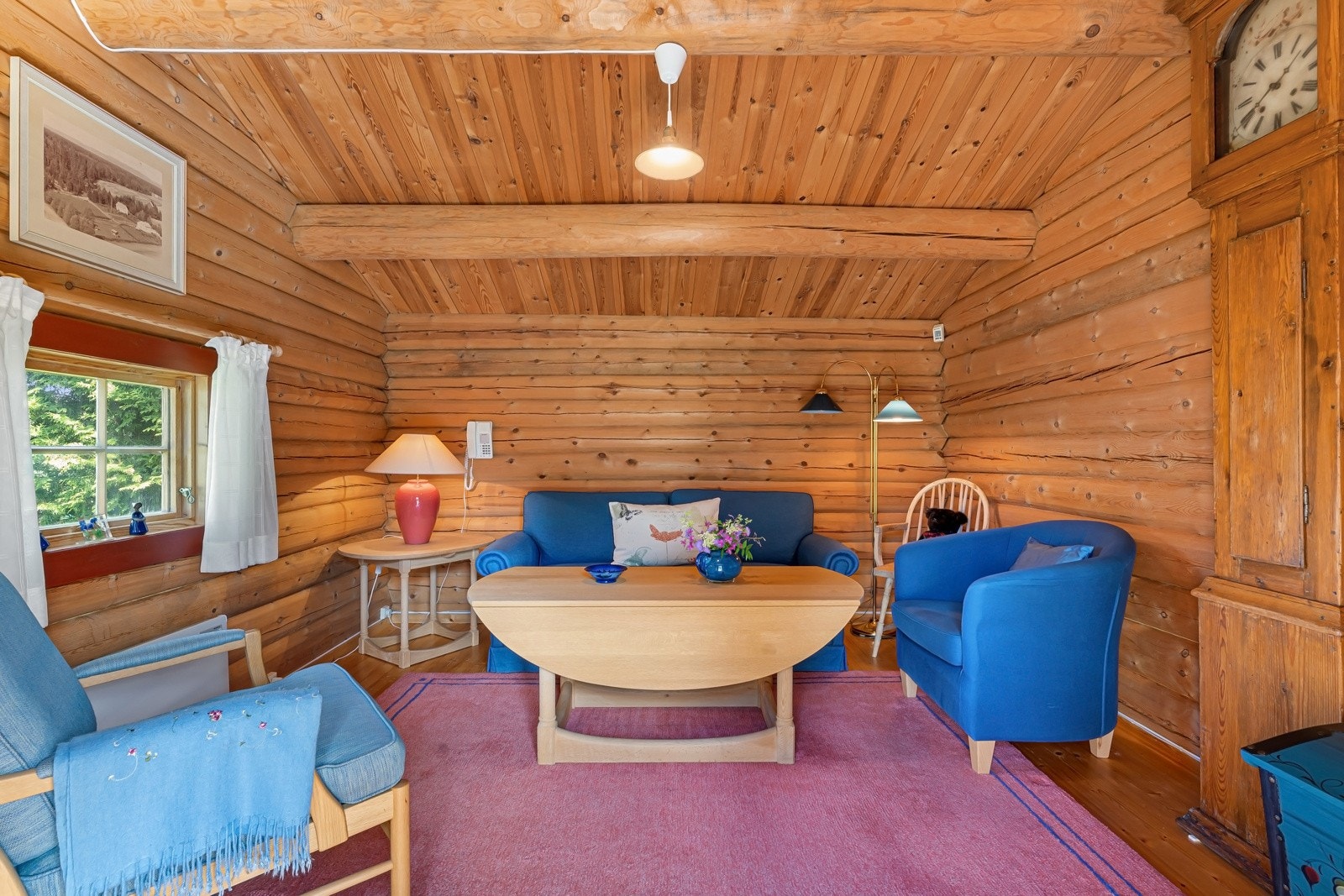 Alle tre tømmerhusene er håndlaftet uten noen form for panel, innvendig eller utvendig. Himling i laftede takstoler og undertak. Alle har like fasiliteter som disse to rom i "Tunstua" - TV, alarm og internett. Galleribilde