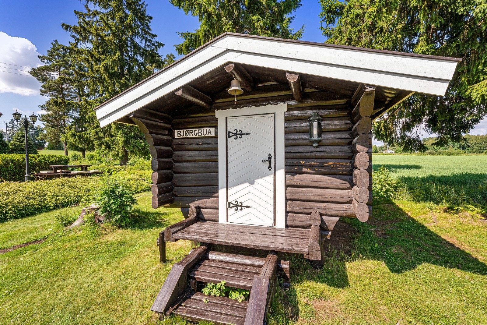 Tømmerhuset Bjørgbua er innredet med en fastbenk på hver langside. Kan benyttes som sitteplasser. Galleribilde