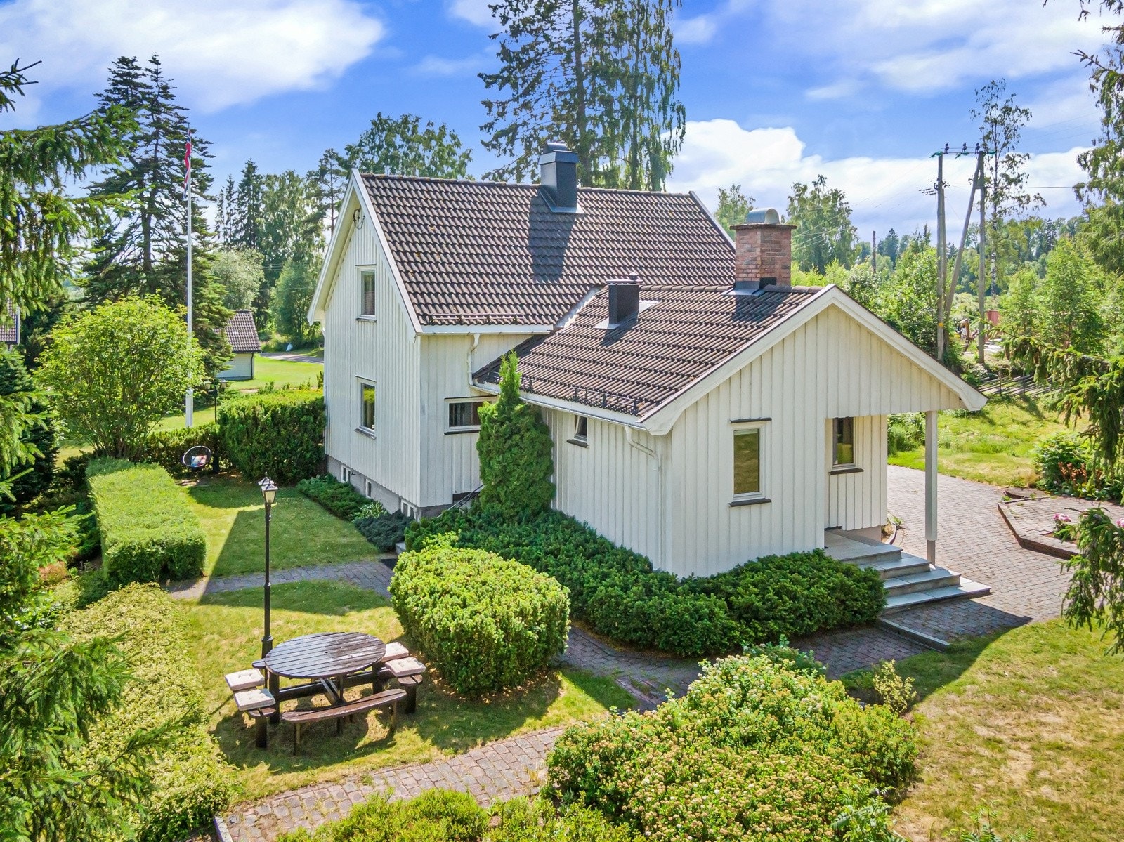 Boligen befinner seg bare 12 min med bil fra sentrum av Jessheim, med alle fasiliteter! Galleribilde