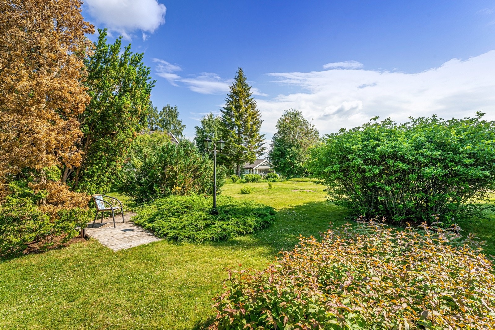 Eiendommen er omrammet av fine hekker, store bedbeplantninger, trær og noe naturlig vegetasjon. Galleribilde