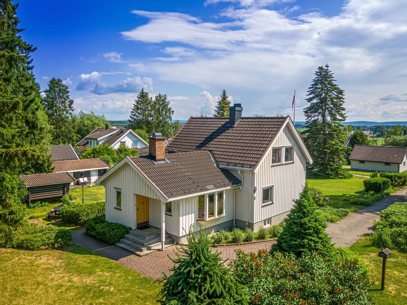 Tilbaketrukket og barnevennlig område, i naturskjønt og rolig nabolag. Galleribilde