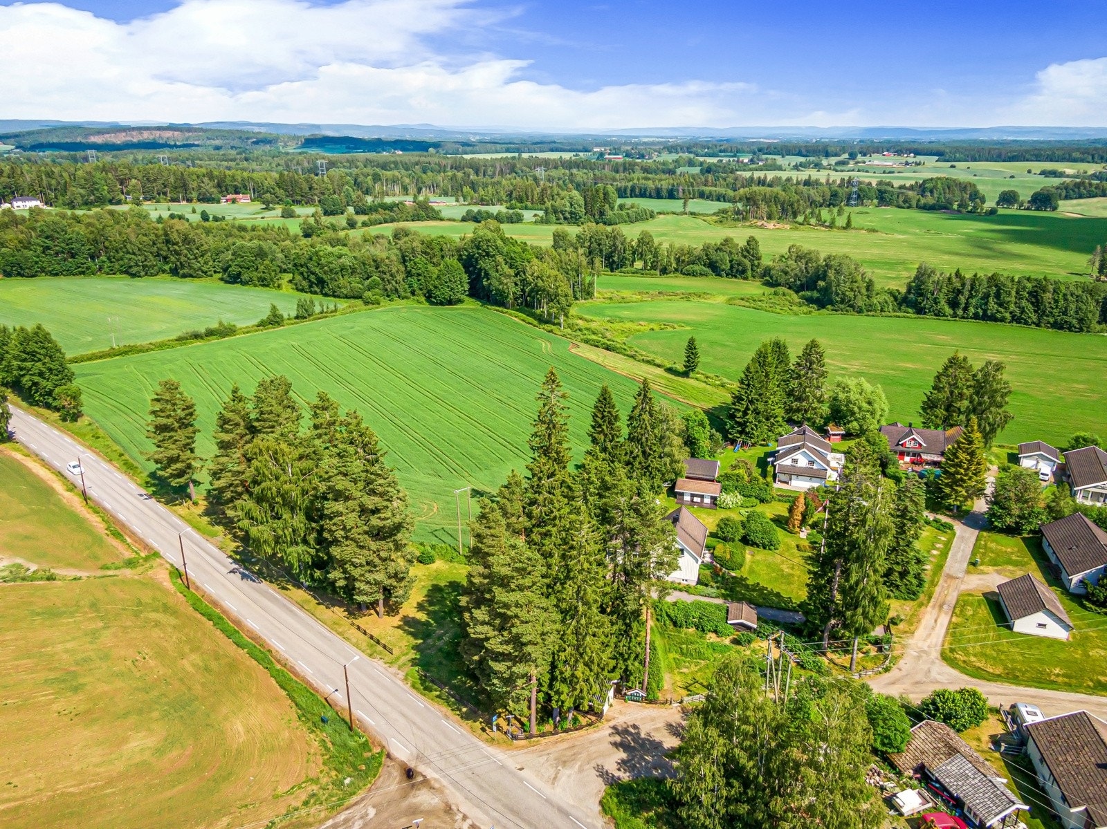 Den nærmeste bussholdeplassen heter Stokstadvegen, 1 minutts gange fra boligen. Meget gode buss forbindelser, pr. d.d. 4 avganger i timen mot både nord og sør. Til Gardermoen samt til Jessheim. Fra Jessheim går det også tog. Galleribilde
