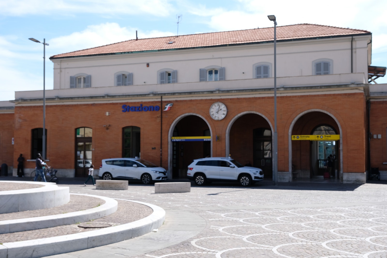 Pontedera togstasjon nær Lari, daglige busser til/fra Galleribilde