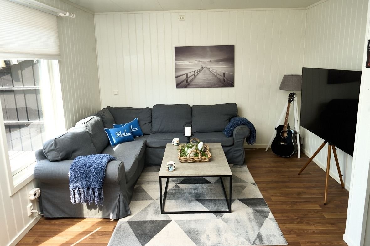 Fin og praktisk stue med gode lyse toner. store vindu, og elektrisk panel for gulv varme. Galleribilde